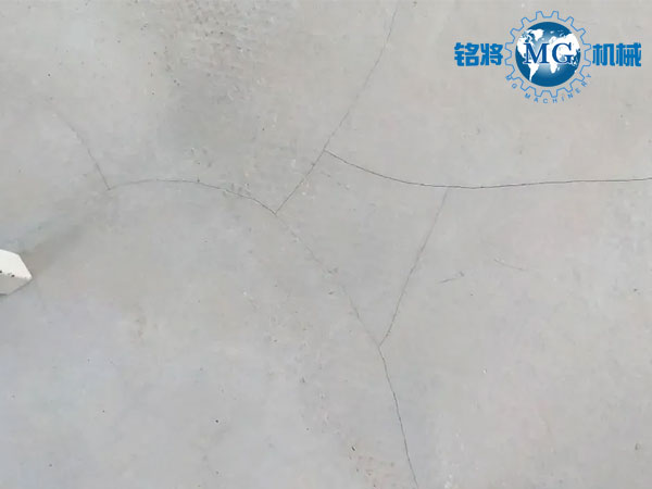 都說(shuō)石膏基自流平抗開裂，可為啥到處開裂？